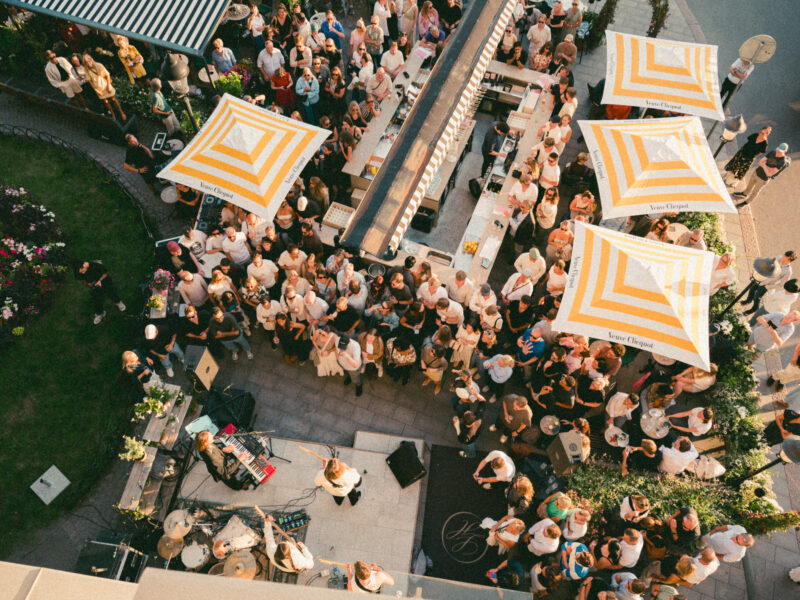 band, crowd and bar outside the patio Lydmar Hotel stockholm